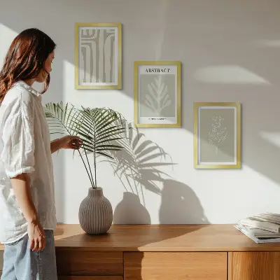 Set van ingelijste schilderijen met abstracte plantmotieven in ingetogen kleuren