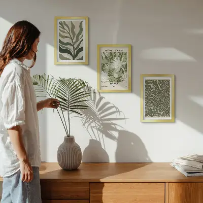 Gallery wall met botanische plantenpatronen in boho-stijl