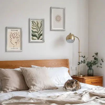 Set ingelijste schilderijen met abstracte plantpatronen en lijnen in gedempte kleuren