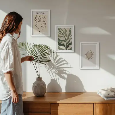 Set ingelijste schilderijen met abstracte plantpatronen en lijnen in gedempte kleuren