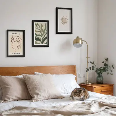 Set ingelijste schilderijen met abstracte plantpatronen en lijnen in gedempte kleuren