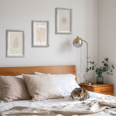 Gallery wall Een verzameling minimalistische vormen en natuurlijke figuren.