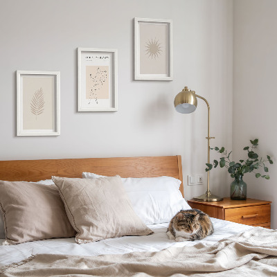 Gallery wall Een verzameling minimalistische vormen en natuurlijke figuren.