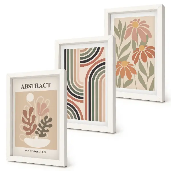 Gallery wall met abstracte planten en patronen in pastelkleuren