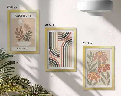 Gallery wall met abstracte planten en patronen in pastelkleuren