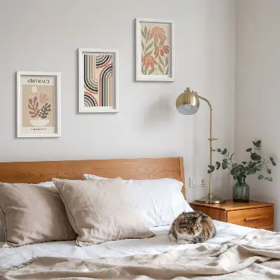 Gallery wall met abstracte planten en patronen in pastelkleuren