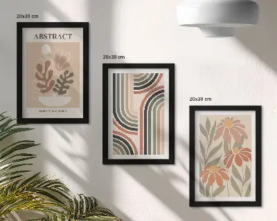 Gallery wall met abstracte planten en patronen in pastelkleuren