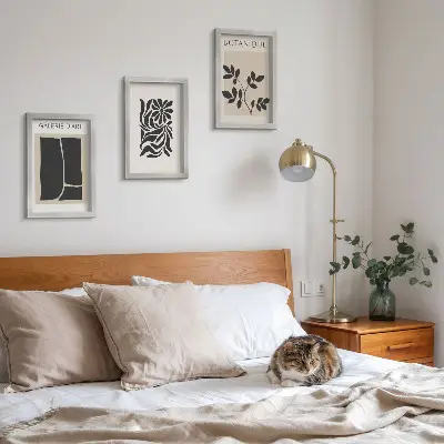 Set van ingelijste schilderijen met abstracte plantpatronen en geometrische vormen