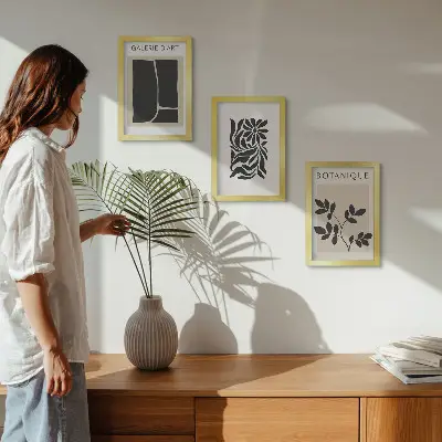 Set van ingelijste schilderijen met abstracte plantpatronen en geometrische vormen