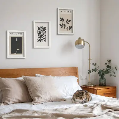 Set van ingelijste schilderijen met abstracte plantpatronen en geometrische vormen