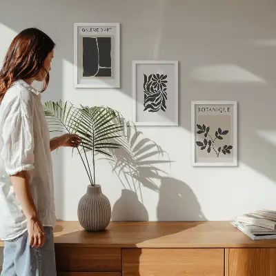 Set van ingelijste schilderijen met abstracte plantpatronen en geometrische vormen