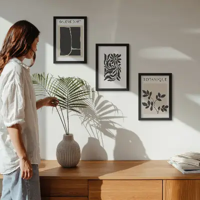 Set van ingelijste schilderijen met abstracte plantpatronen en geometrische vormen