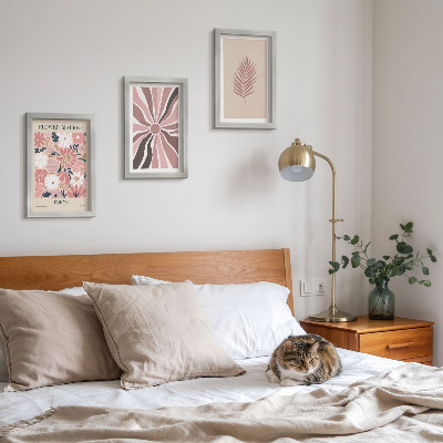 Gallery wall Bloemmotieven met bladeren en geometrische vormen.