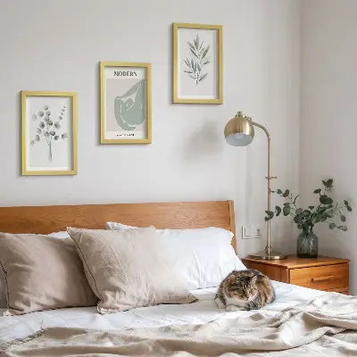 Gallery wall met plantmotieven in delicate groene tinten