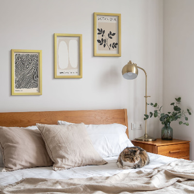 Gallery wall Bloemenpatronen en minimalistische lijnen in neutrale kleuren.