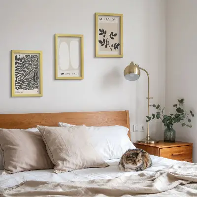 Gallerijmuur met bloemenpatronen en minimalistische lijnen in neutrale kleuren