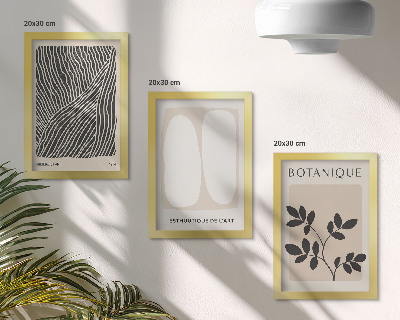 Gallery wall Bloemenpatronen en minimalistische lijnen in neutrale kleuren.