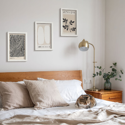 Gallery wall Bloemenpatronen en minimalistische lijnen in neutrale kleuren.