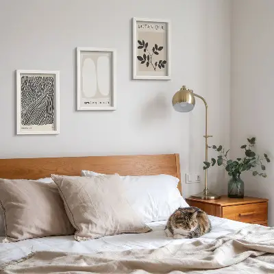 Gallerijmuur met bloemenpatronen en minimalistische lijnen in neutrale kleuren