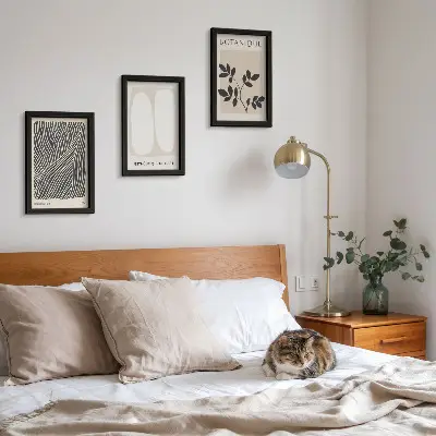 Gallerijmuur met bloemenpatronen en minimalistische lijnen in neutrale kleuren