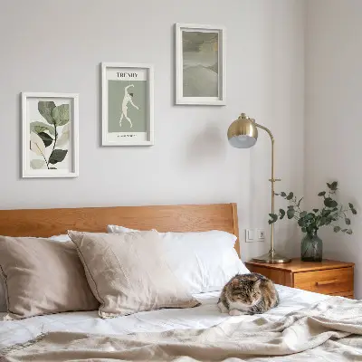 Set ingelijste schilderijen met plantenpatronen, silhouetten en abstracte vormen