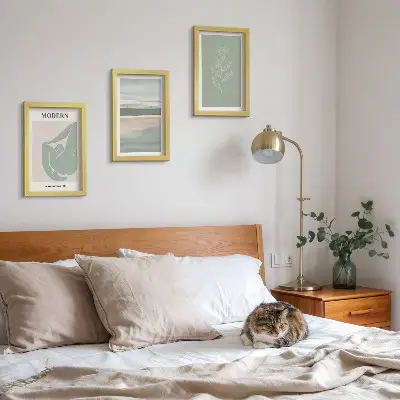 Set ingelijste schilderijen met abstracte vormen in pasteltinten en planten