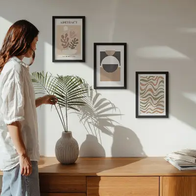 Set ingelijste schilderijen met abstracte vormen en patronen in ingetogen kleuren