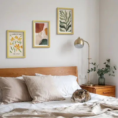 Gallery wall met bloemmotieven, abstracte vormen en bladeren