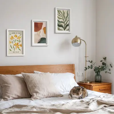 Gallery wall met bloemmotieven, abstracte vormen en bladeren