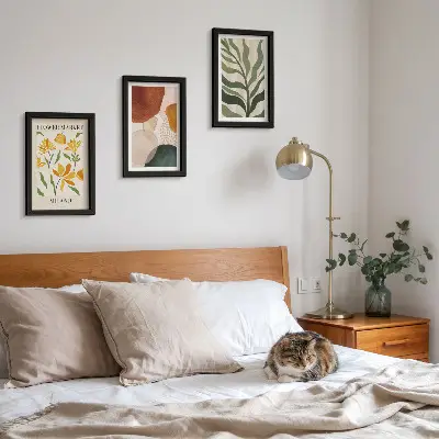Gallery wall met bloemmotieven, abstracte vormen en bladeren