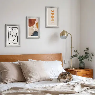 Gallery wall met abstracte vormen en modieuze kleuren