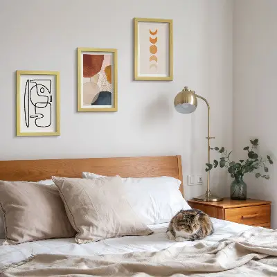 Gallery wall met abstracte vormen en modieuze kleuren