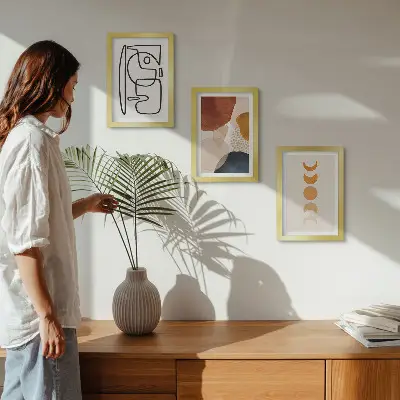 Gallery wall met abstracte vormen en modieuze kleuren