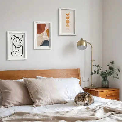 Gallery wall met abstracte vormen en modieuze kleuren