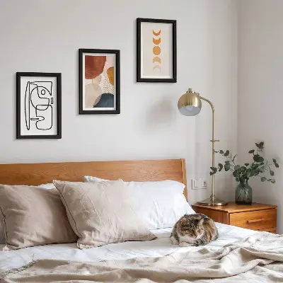 Gallery wall met abstracte vormen en modieuze kleuren