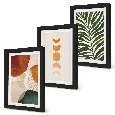 Set ingelijste schilderijen met abstracte vormen in warme kleuren en bladeren