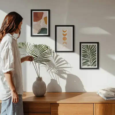 Set ingelijste schilderijen met abstracte vormen in warme kleuren en bladeren