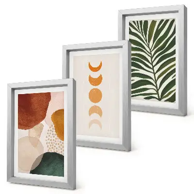 Set ingelijste schilderijen met abstracte vormen in warme kleuren en bladeren