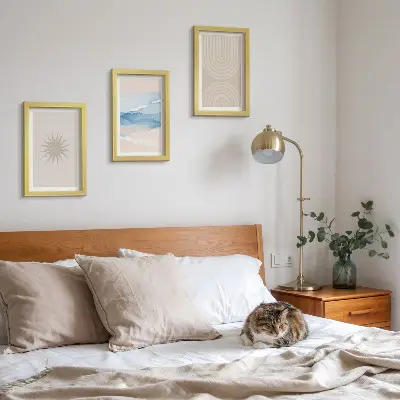 Set van ingelijste schilderijen met zon, golven en abstracte lijnen in pastelkleuren