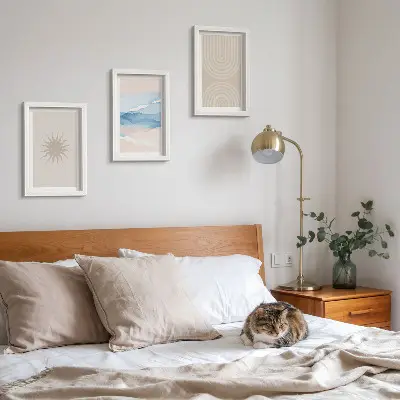 Set van ingelijste schilderijen met zon, golven en abstracte lijnen in pastelkleuren