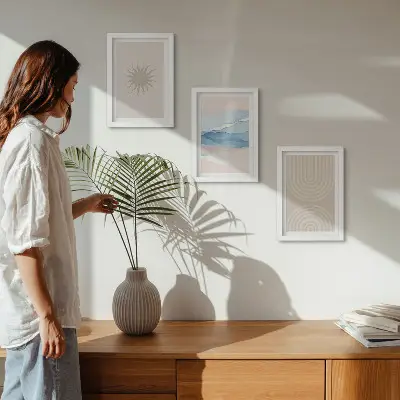 Set van ingelijste schilderijen met zon, golven en abstracte lijnen in pastelkleuren