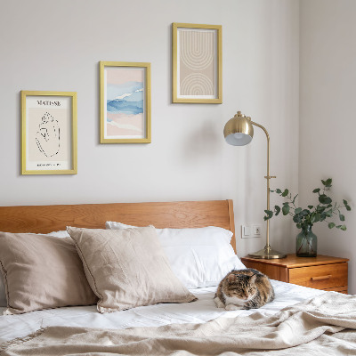 Gallery wall Lijnen en golven in pasteltinten met een minimalistisch accent.