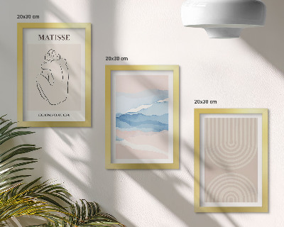 Gallery wall Lijnen en golven in pasteltinten met een minimalistisch accent.
