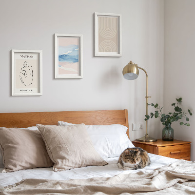 Gallery wall Lijnen en golven in pasteltinten met een minimalistisch accent.