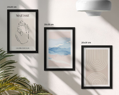 Gallery wall Lijnen en golven in pasteltinten met een minimalistisch accent.