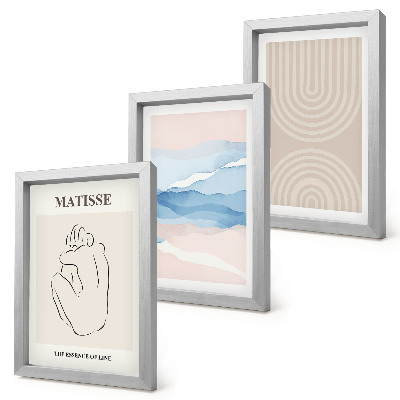 Gallery wall Lijnen en golven in pasteltinten met een minimalistisch accent.