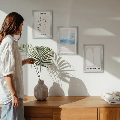 Set van ingelijste schilderijen met Matisse's abstracte vormen en delicate kleuren