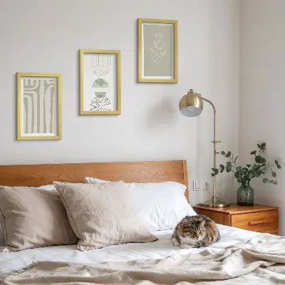 Set ingelijste schilderijen met geometrische patronen en plantenaccenten in groene tinten