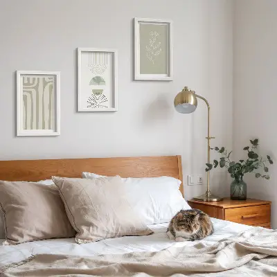 Set ingelijste schilderijen met geometrische patronen en plantenaccenten in groene tinten