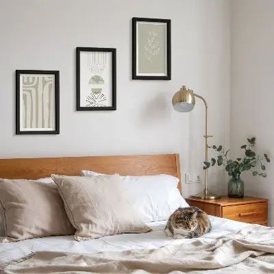 Set ingelijste schilderijen met geometrische patronen en plantenaccenten in groene tinten